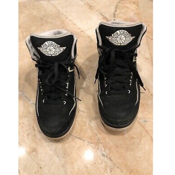 jordan retro 2 black and white